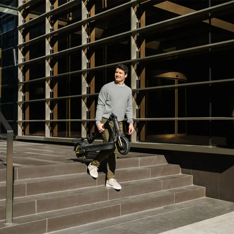 Trotinete SEGWAY Max G2 Ninebot - Elétrica, Velocidade Máx 35 km/h, Alcance de Até 70 km Trotinete SEGWAY Max G2 Ninebot - Elétrica, Velocidade Máx 35 km/h, Alcance de Até 70 km